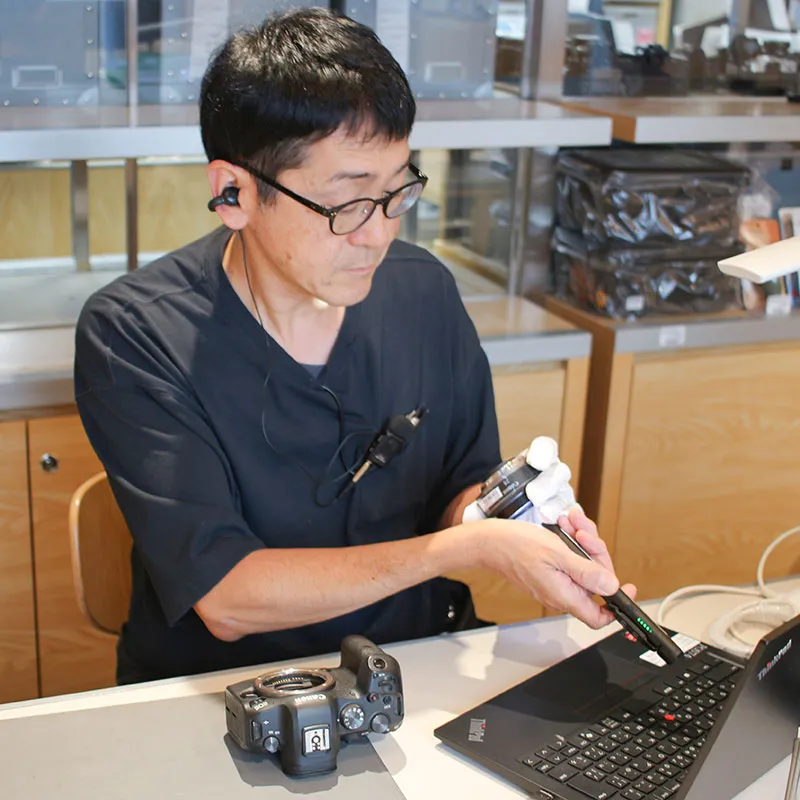 機材を確認する辰己さん