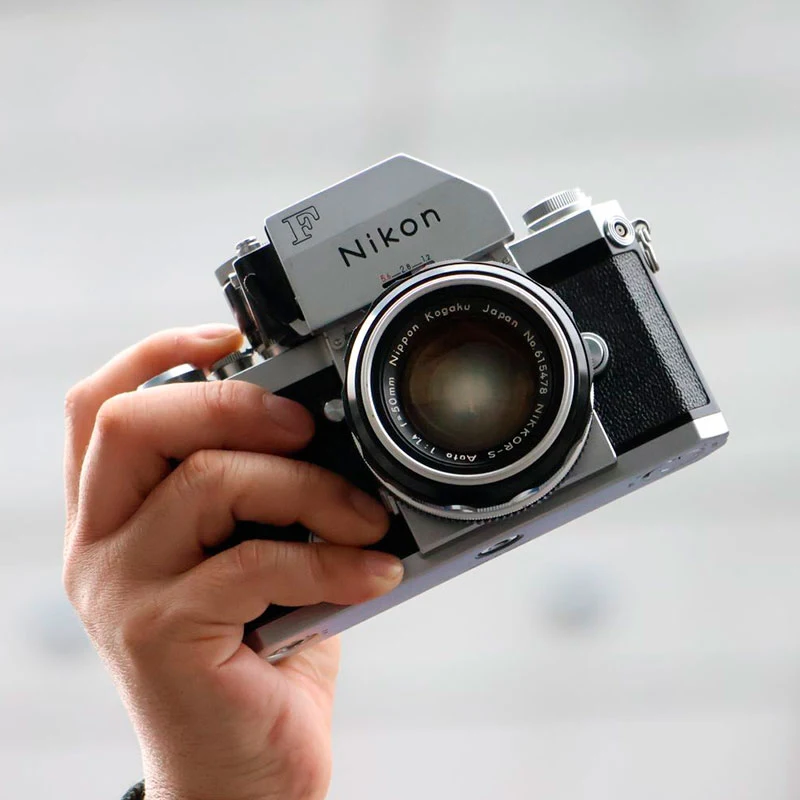Nikon Fなどの古いフィルムカメラ