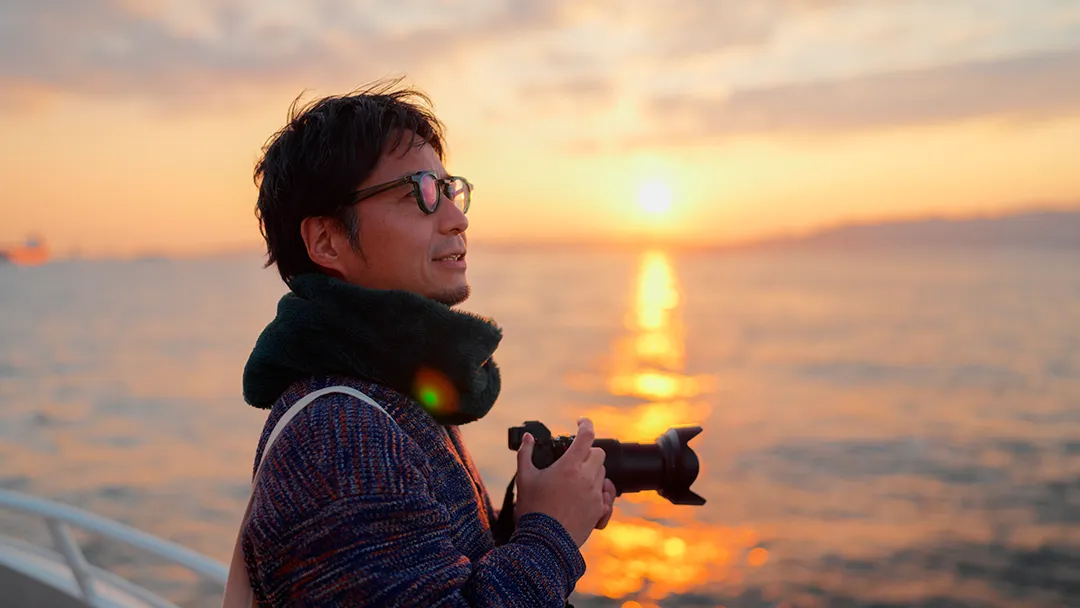 カメラを丁寧に査定する専門スタッフ